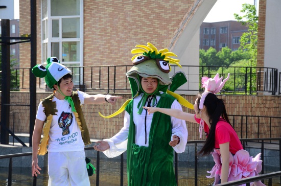 主持人化身小雨点和吉克公主,穿越到动画学院月亮门前 孙建军 摄.jpg