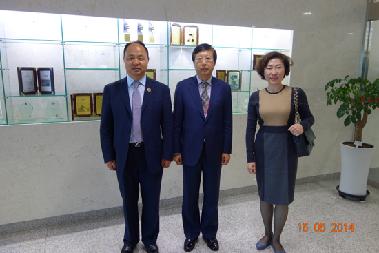 郑立国董事长、刘欣副董事长与釜山KNN社长金石焕合影留念0.jpg