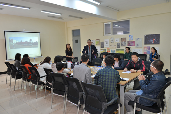 王娟娟老师与广告学院教师们分享实项案例.JPG