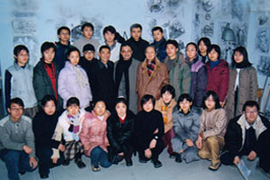 张松林教授、马克宣教授与我院2001级学生在动画楼画室合影