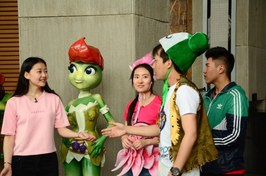 主持人与学生组成搭档互动 孙建军 摄.jpg