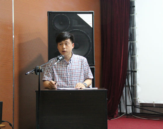 2学校学工部副部长、团委书记曲宏伟主持会议 段广慧摄.jpg